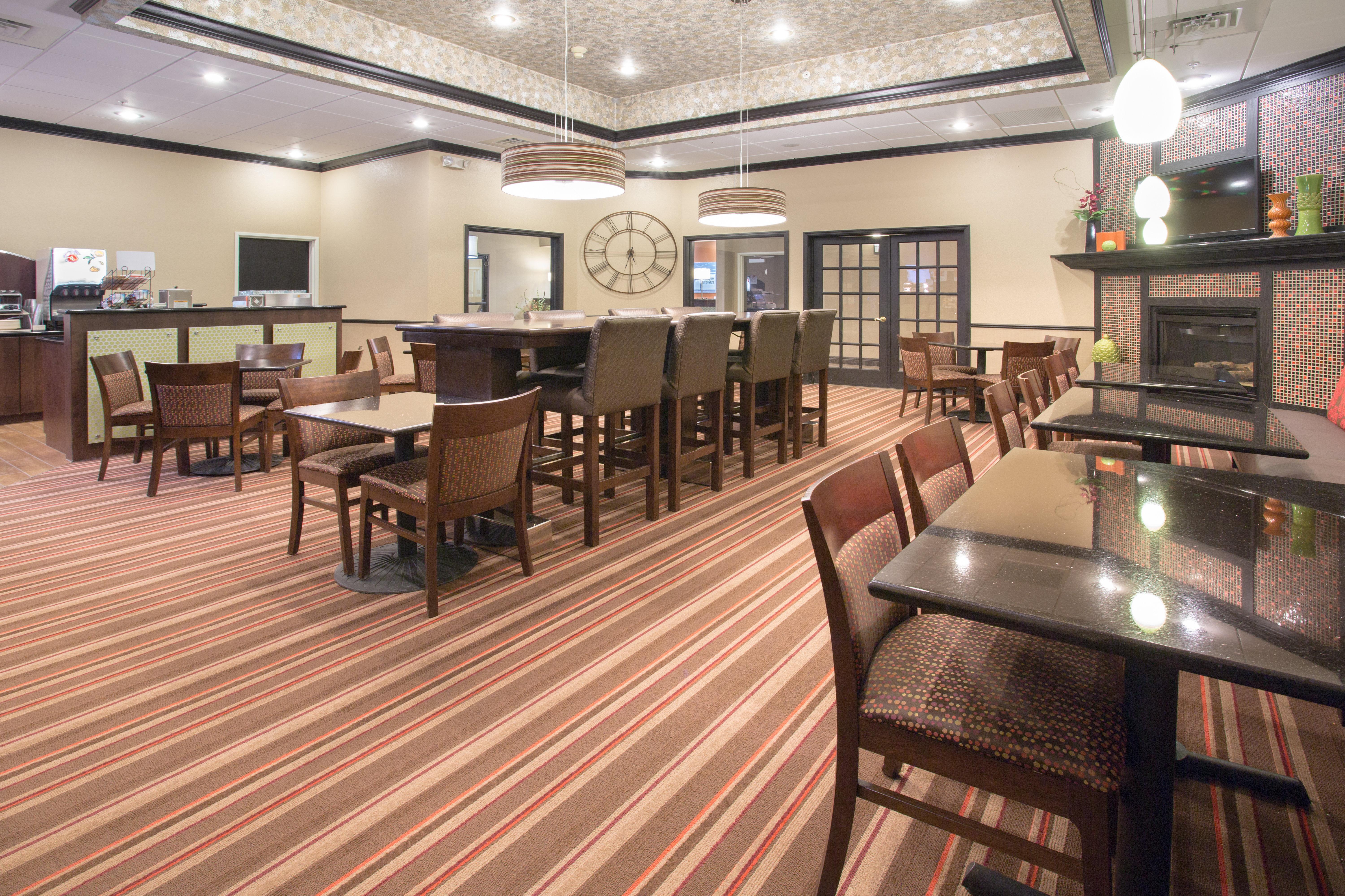 Holiday Inn Express Hotel & Suites Lexington By Ihg Exterior foto